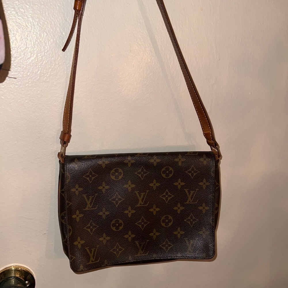 Almost new condition , very comfortable bag. 100% real. Used it few times.